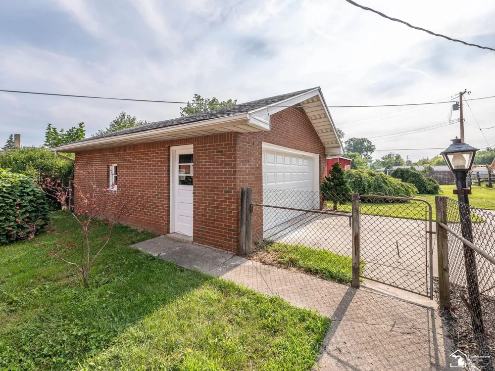 240 Ypsilanti Street Dundee Village, MI 48131