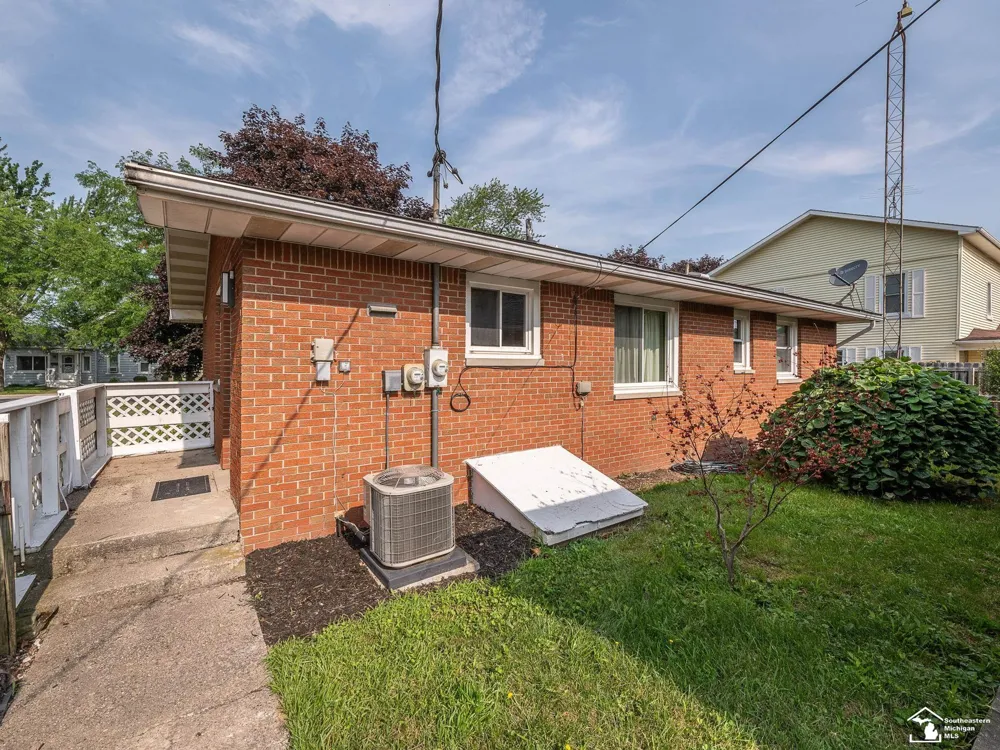240 Ypsilanti Street Dundee Village, MI 48131