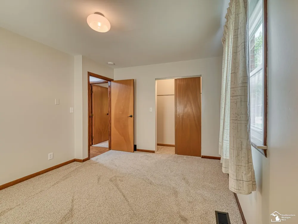 240 Ypsilanti Street Dundee Village, MI 48131
