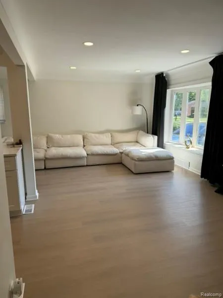 21741 Kenosha Street Oak Park City, MI 48237