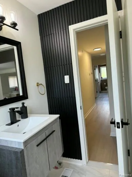 21741 Kenosha Street Oak Park City, MI 48237