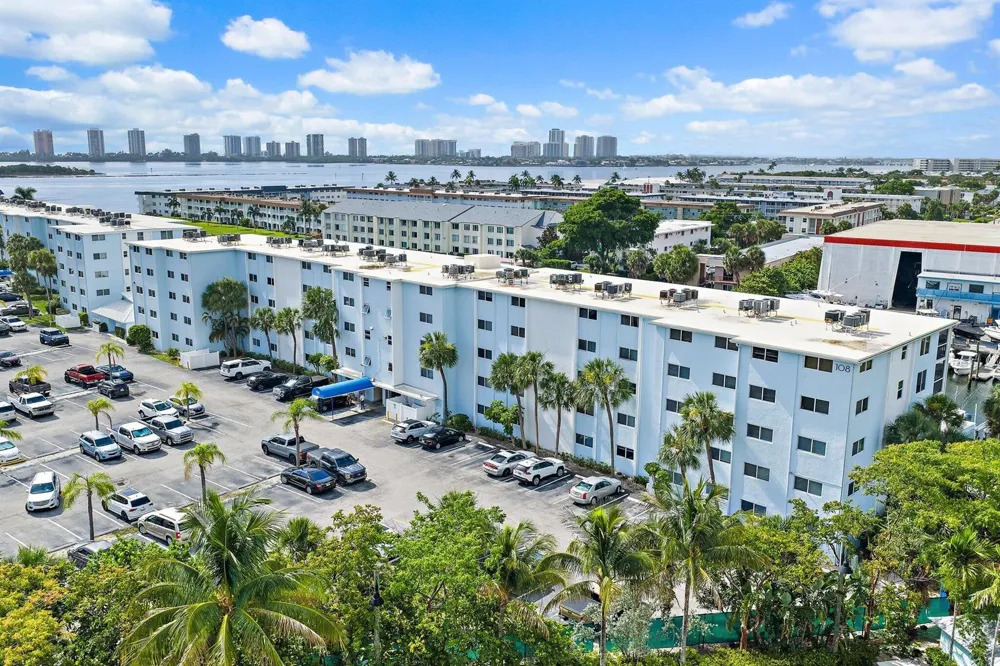 108 Paradise Harbour Boulevard #314 North Palm Beach, FL 33408