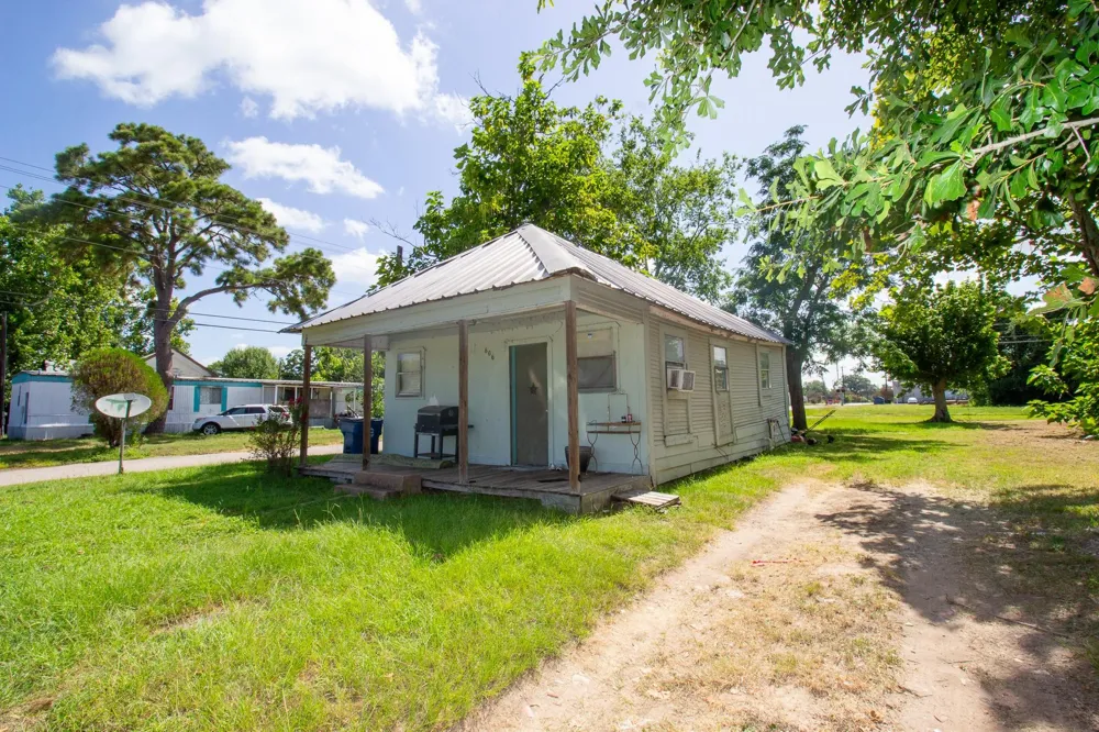1 12th St Hempstead, TX 77445