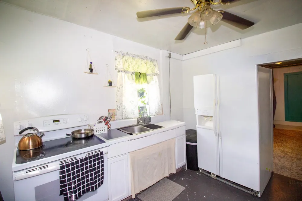 1 12th St Hempstead, TX 77445