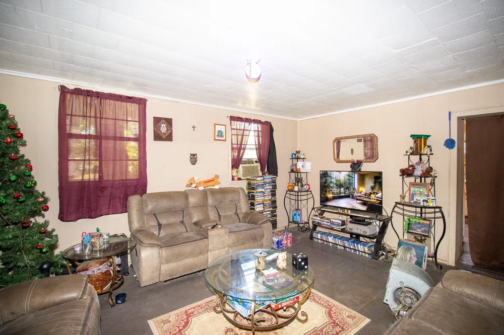 1 12th St Hempstead, TX 77445