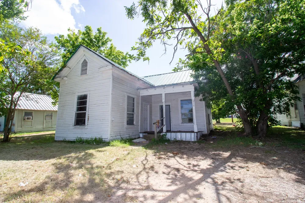 1 12th St Hempstead, TX 77445