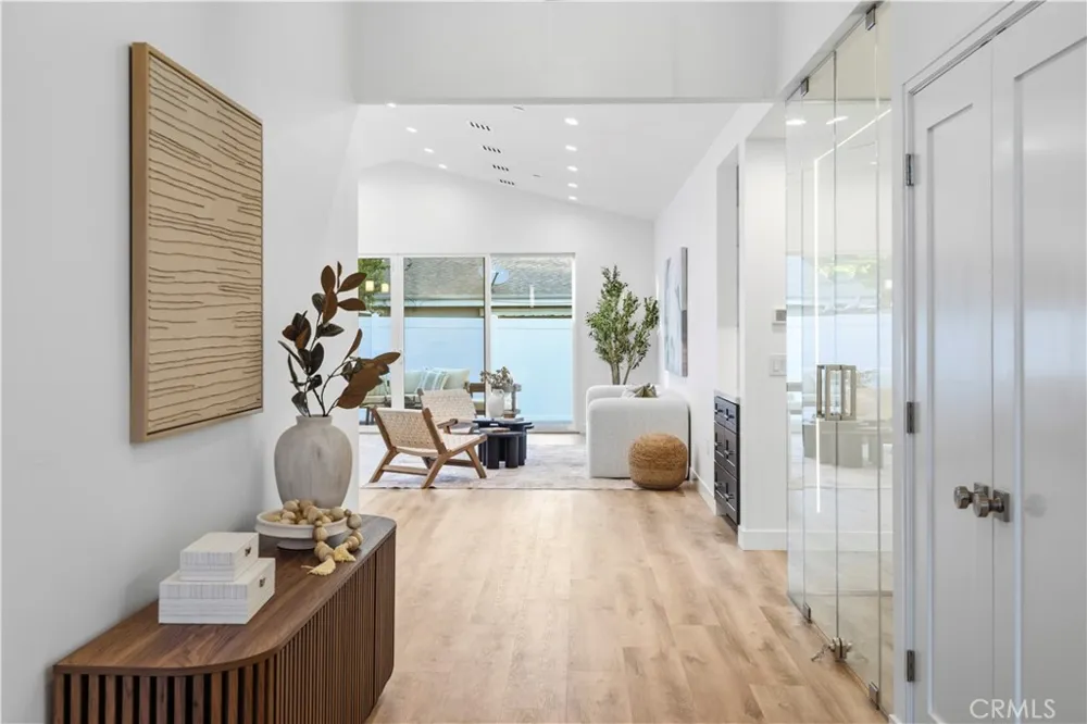 17337 Tiara Street Encino, CA 91316