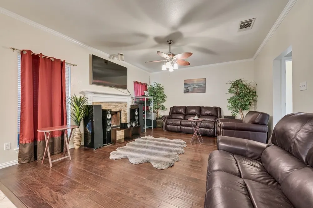 5715 Creekhollow Drive Arlington, TX 76018