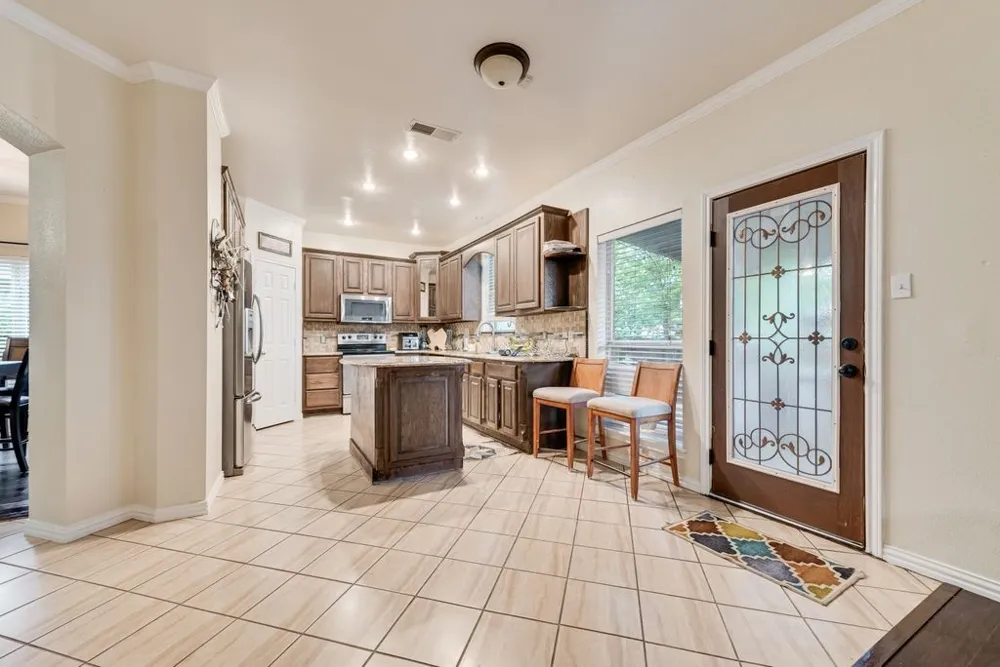 5715 Creekhollow Drive Arlington, TX 76018
