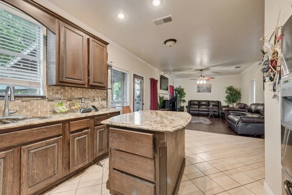 5715 Creekhollow Drive Arlington, TX 76018