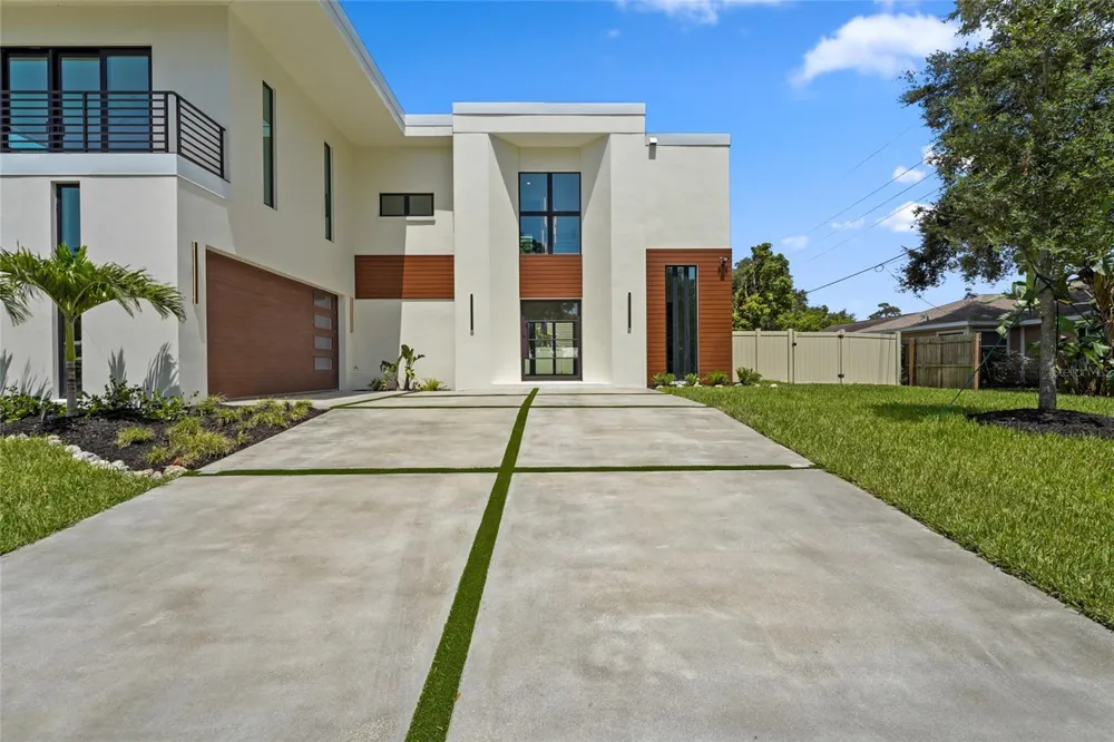 2604 SYDELLE STREET Sarasota, FL 34237