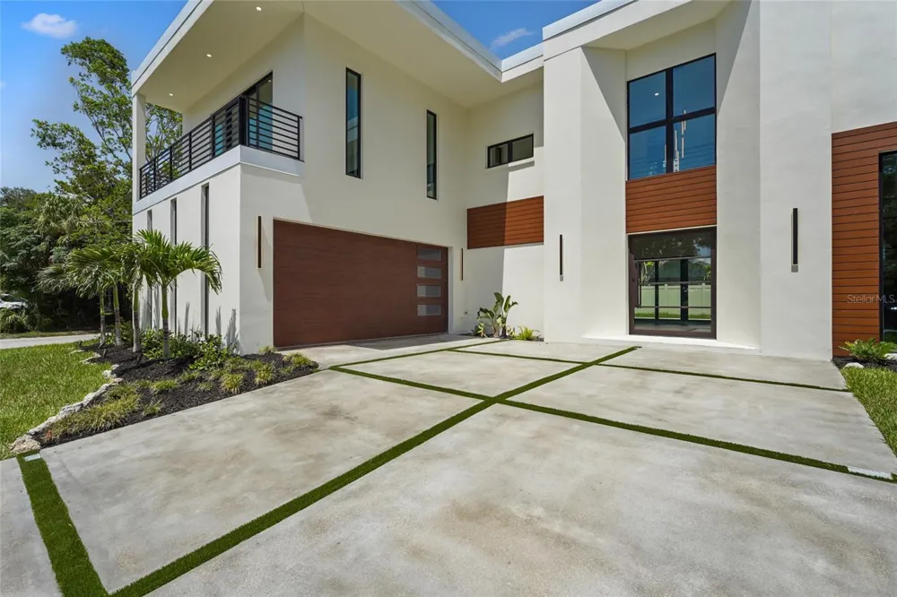 2604 SYDELLE STREET Sarasota, FL 34237
