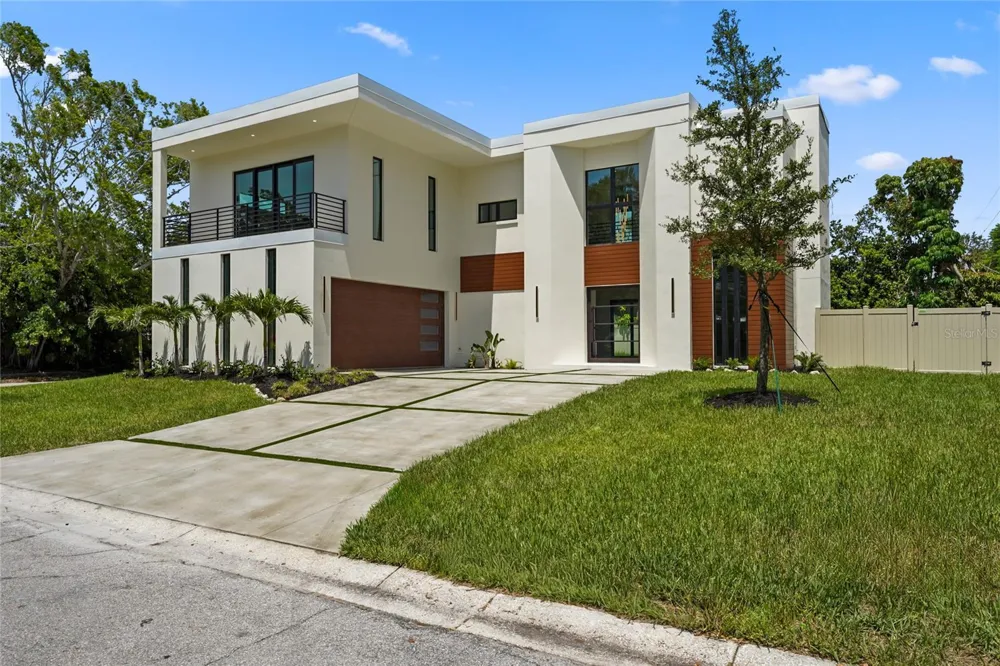 2604 SYDELLE STREET Sarasota, FL 34237