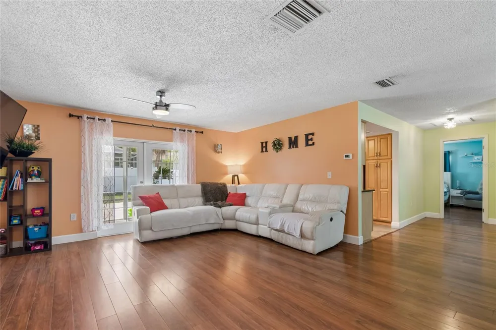 416 MAPLEWOOD DRIVE Oldsmar, FL 34677
