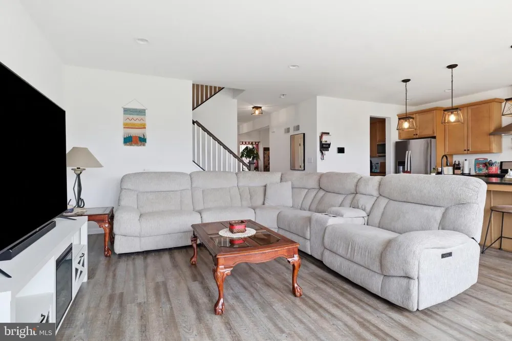 216 HOLLYHOCK DRIVE Manchester, PA 17345