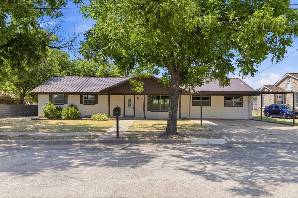 809 W Liveoak Street Coleman, TX 76834