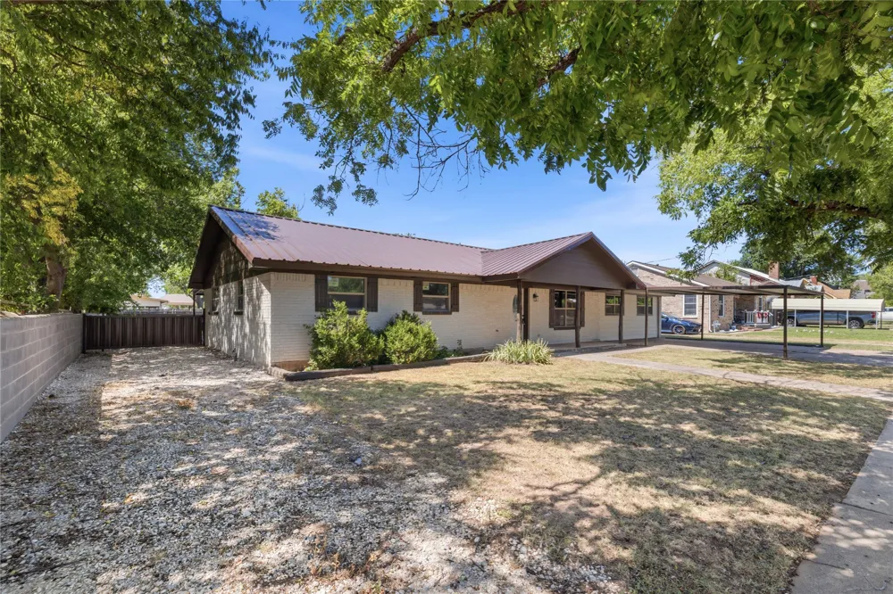 809 W Liveoak Street Coleman, TX 76834