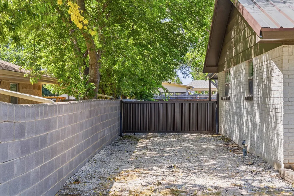 809 W Liveoak Street Coleman, TX 76834