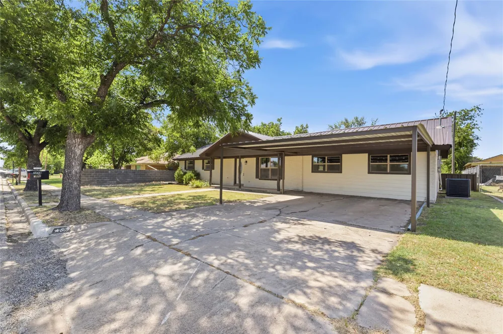 809 W Liveoak Street Coleman, TX 76834