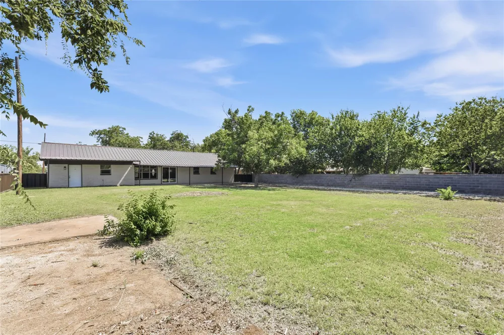 809 W Liveoak Street Coleman, TX 76834