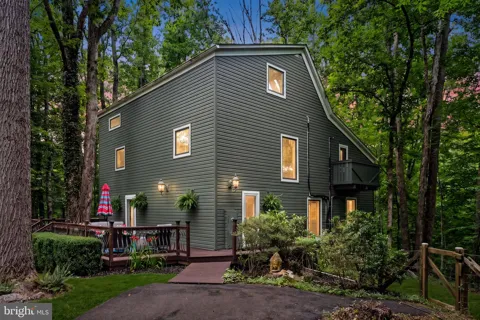 9914 CREST COURT