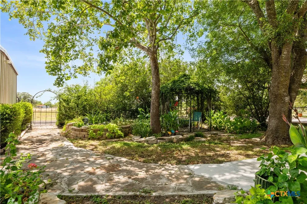 4911 Youngsford Road Marion, TX 78124