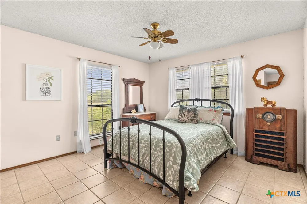 4911 Youngsford Road Marion, TX 78124