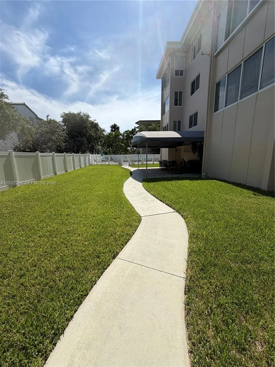 1965 S Ocean Blvd #208 Lauderdale By The Sea, FL 33062