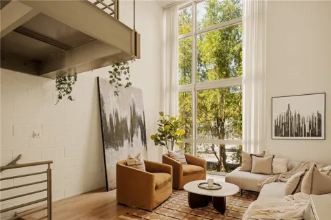 3450 Cahuenga W #907