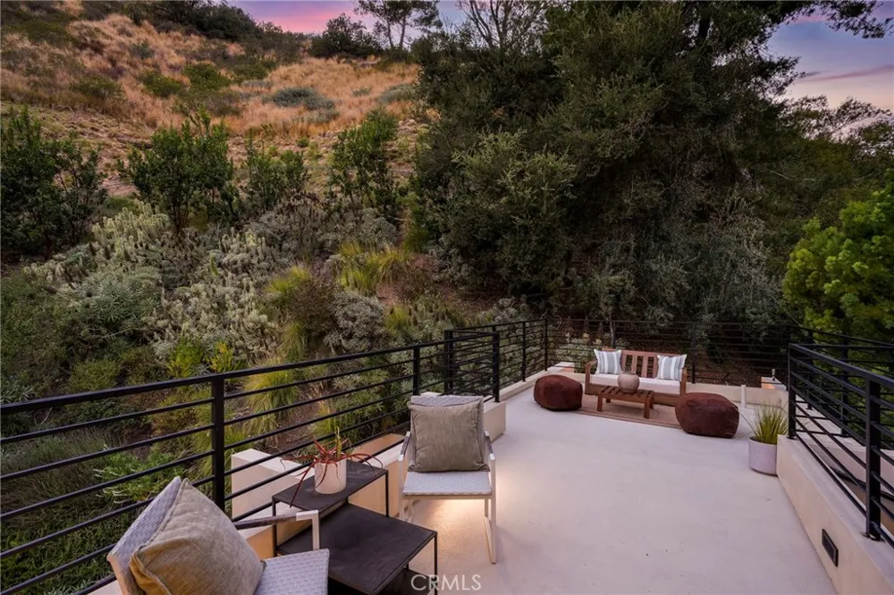 10443 Corfu Lane Los Angeles, CA 90077