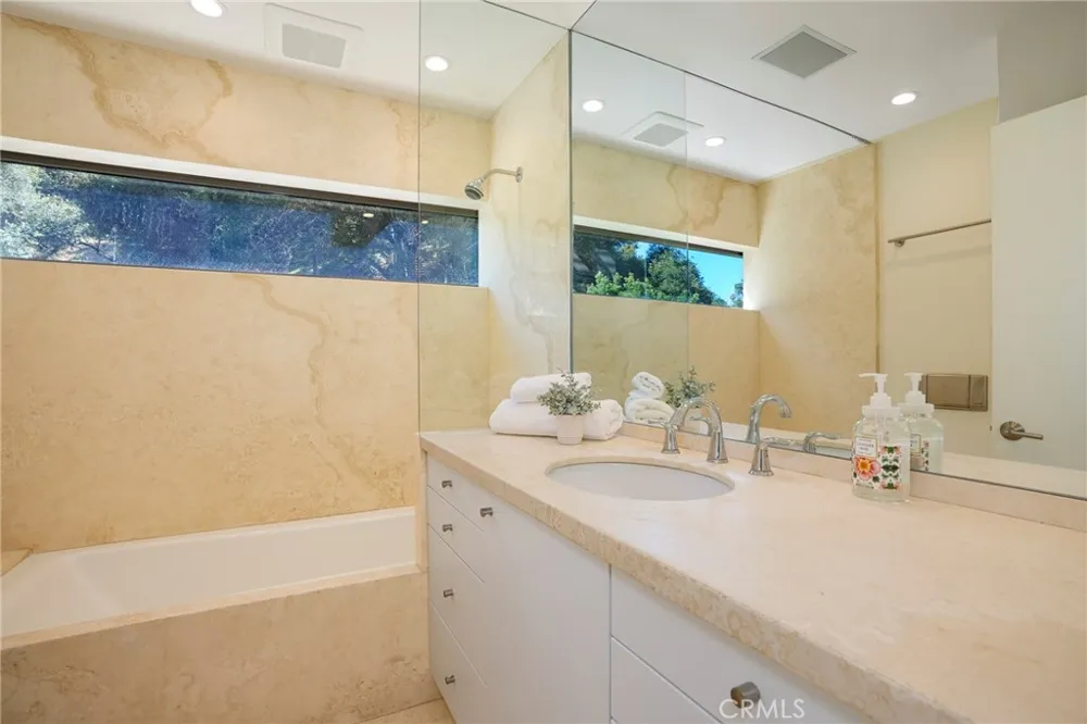 10443 Corfu Lane Los Angeles, CA 90077