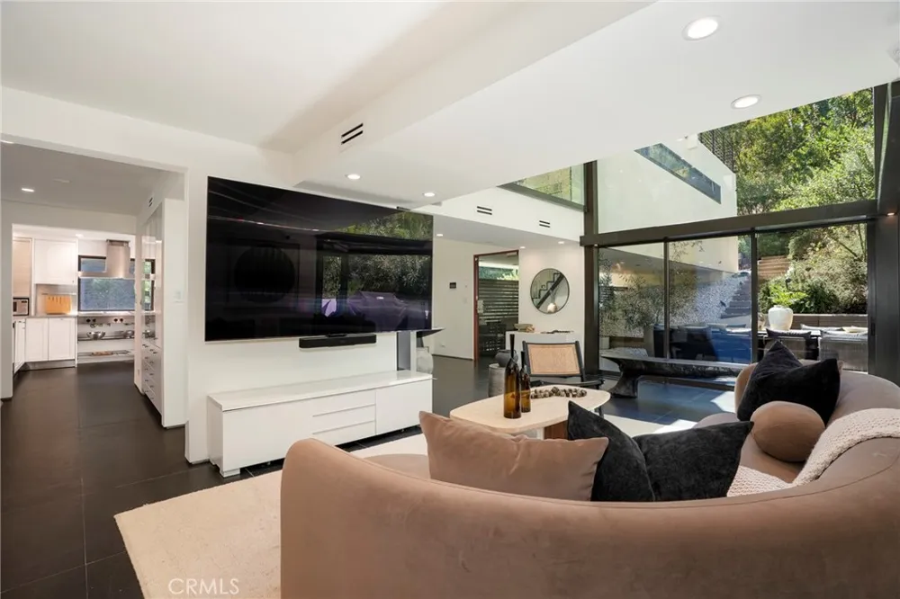 10443 Corfu Lane Los Angeles, CA 90077