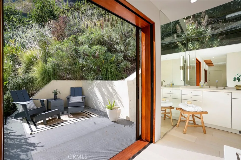 10443 Corfu Lane Los Angeles, CA 90077