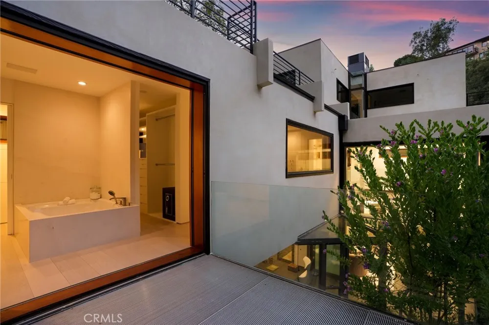 10443 Corfu Lane Los Angeles, CA 90077