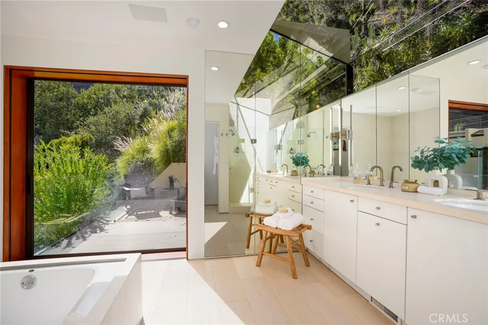 10443 Corfu Lane Los Angeles, CA 90077