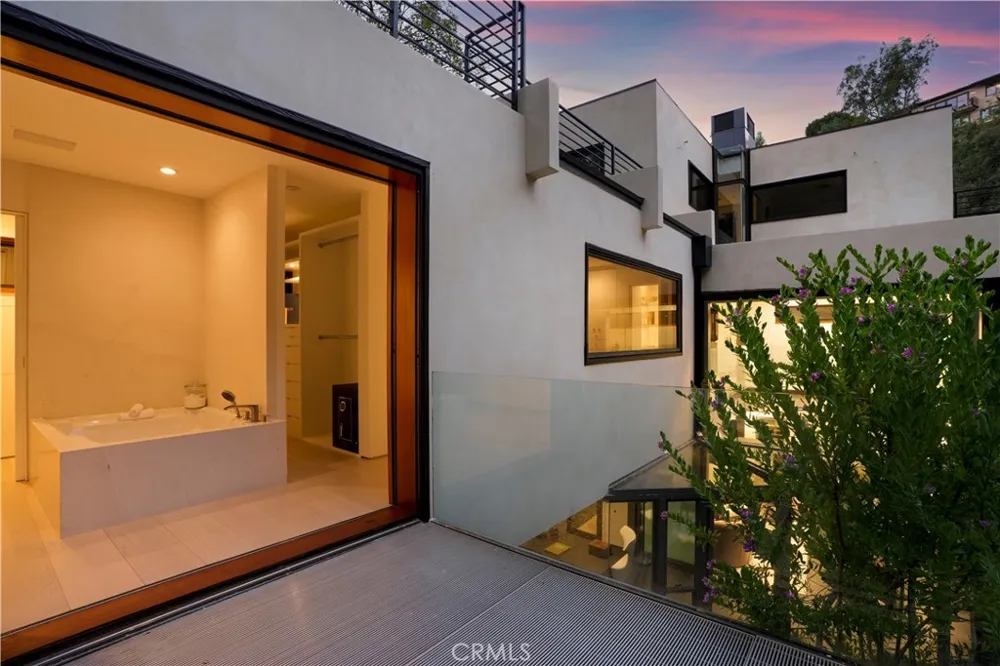 10443 Corfu Lane Los Angeles, CA 90077