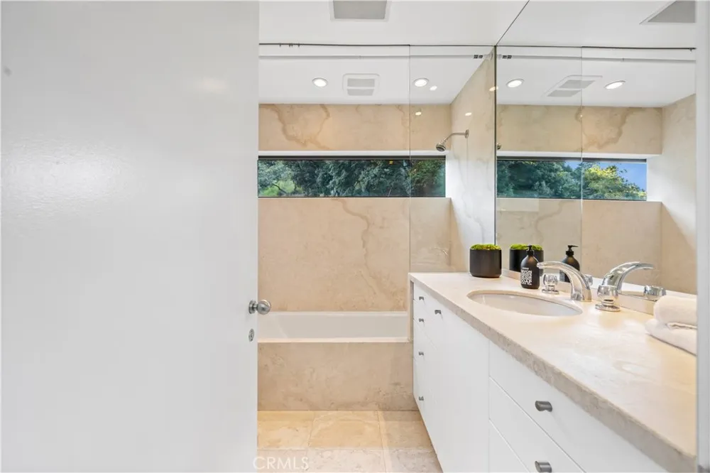 10443 Corfu Lane Los Angeles, CA 90077