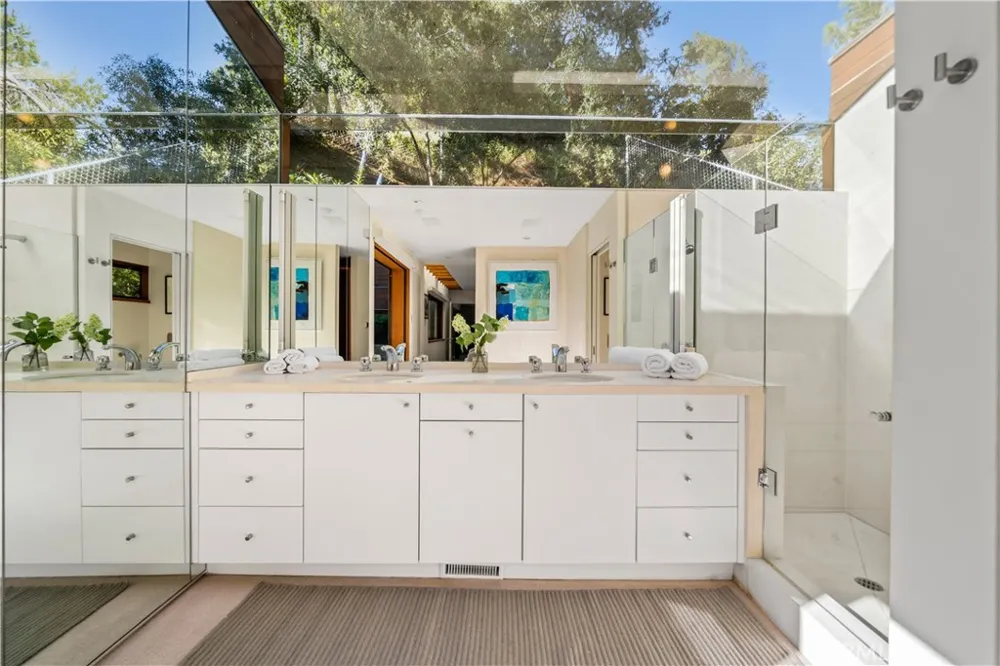 10443 Corfu Lane Los Angeles, CA 90077
