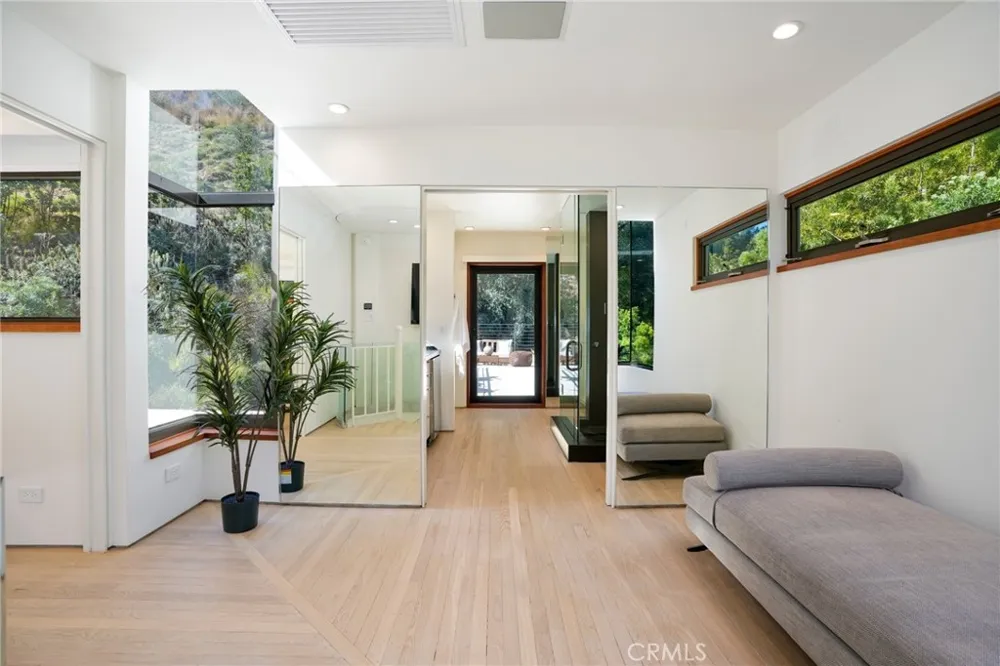 10443 Corfu Lane Los Angeles, CA 90077