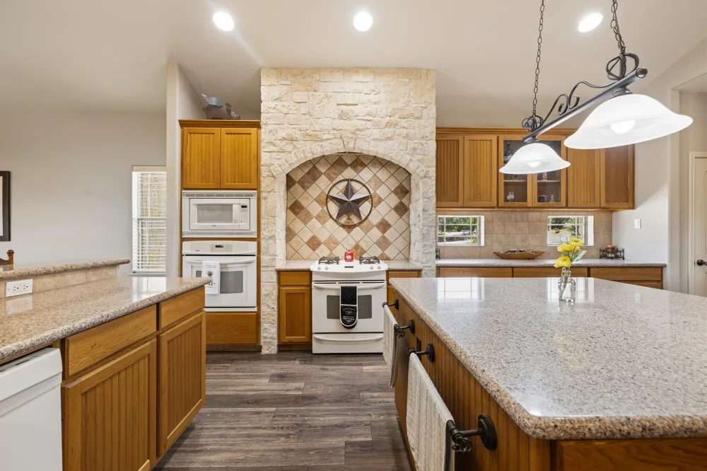 244 Genesis Trail S Drive Kerrville, TX 78028