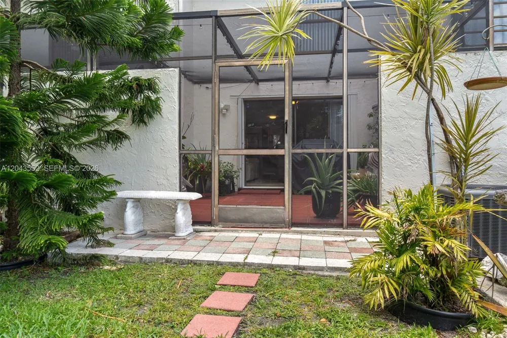 1121 NW 98th Ter #119 Pembroke Pines, FL 33024