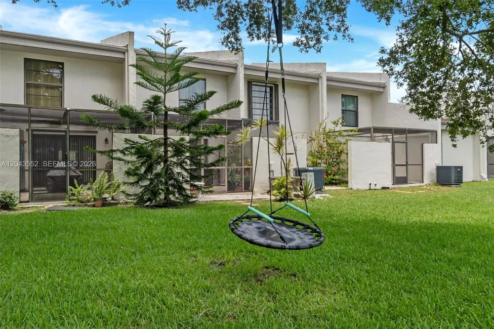 1121 NW 98th Ter #119 Pembroke Pines, FL 33024