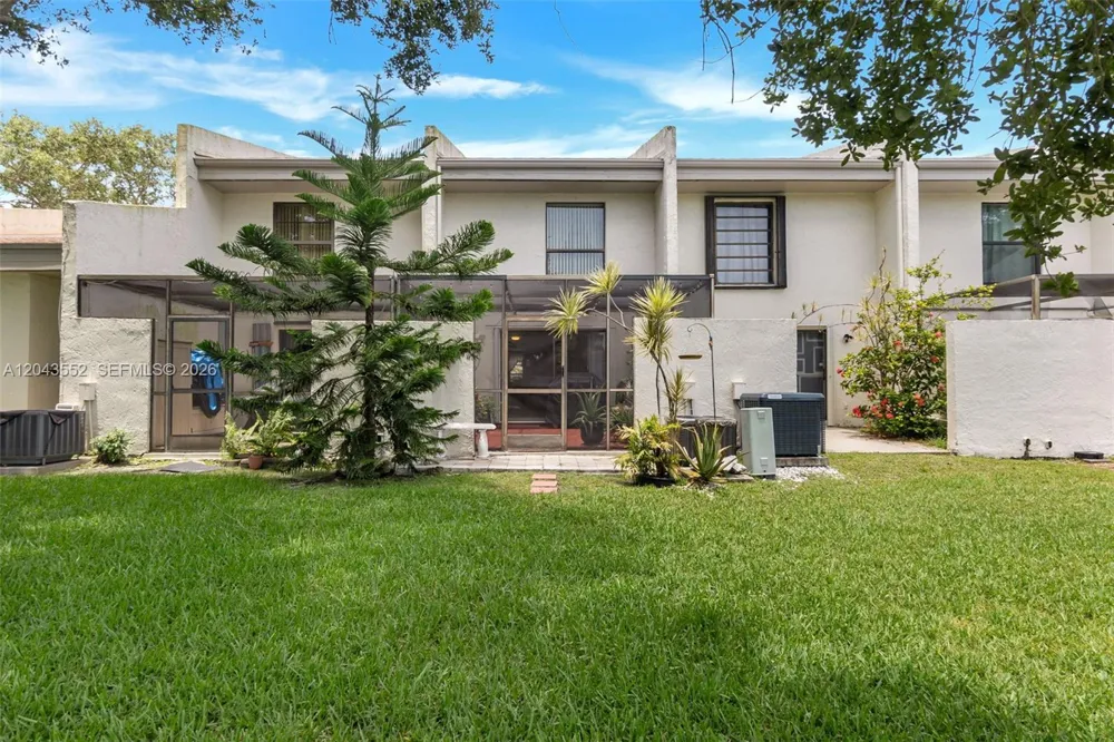 1121 NW 98th Ter #119 Pembroke Pines, FL 33024