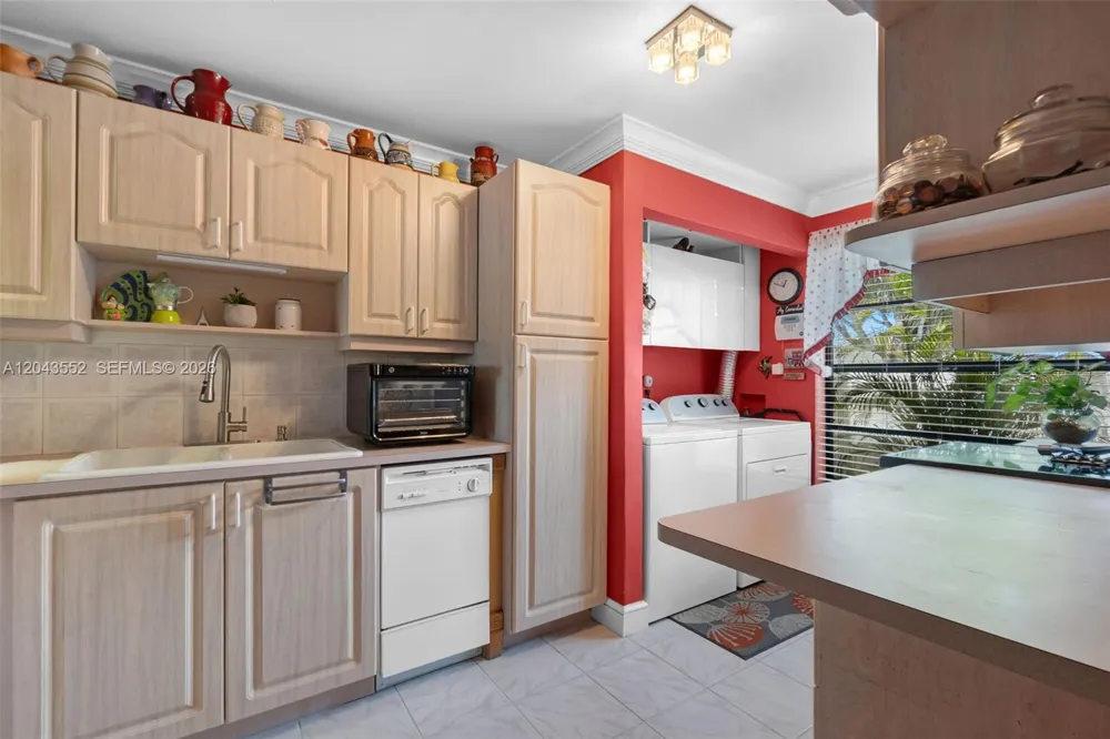 1121 NW 98th Ter #119 Pembroke Pines, FL 33024