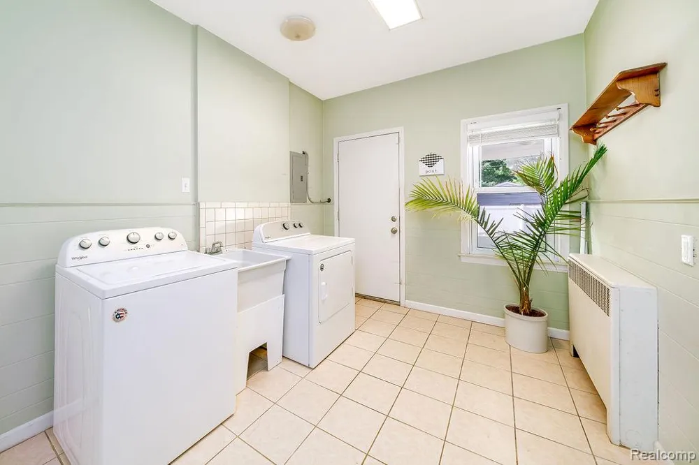 165 Bowers Street Clawson City, MI 48017
