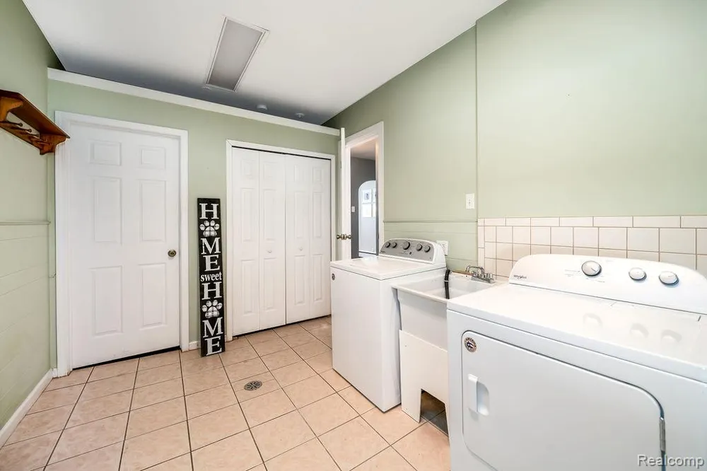 165 Bowers Street Clawson City, MI 48017