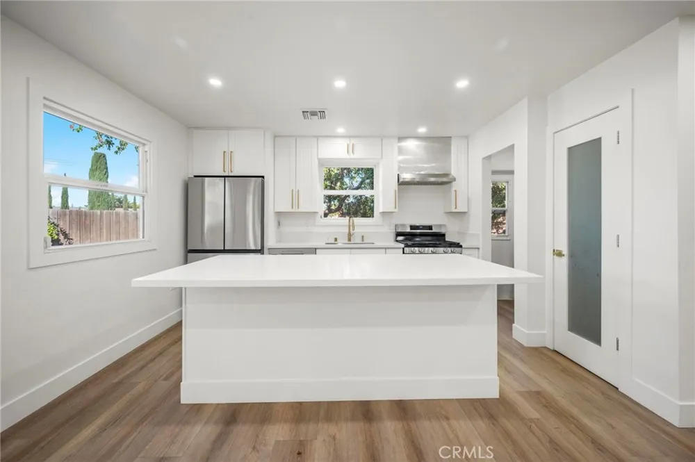 22923 Arminta Street West Hills, CA 91304