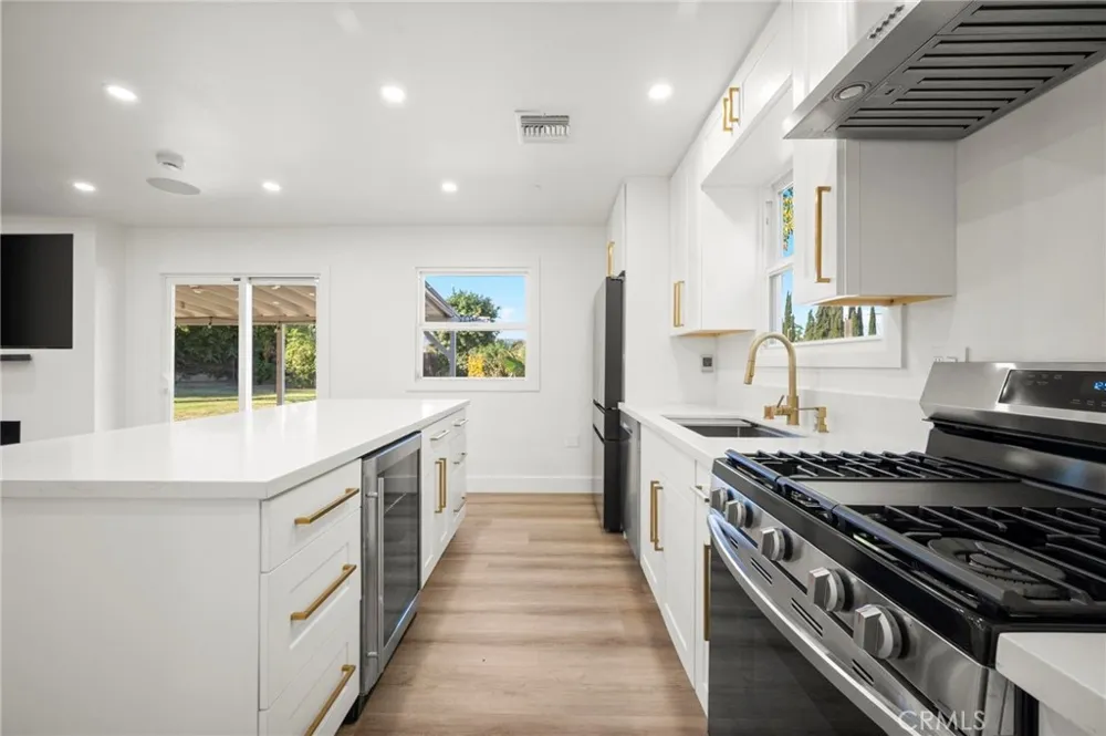 22923 Arminta Street West Hills, CA 91304