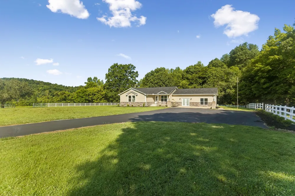 1513 Centerville Hwy Hohenwald, TN 38462
