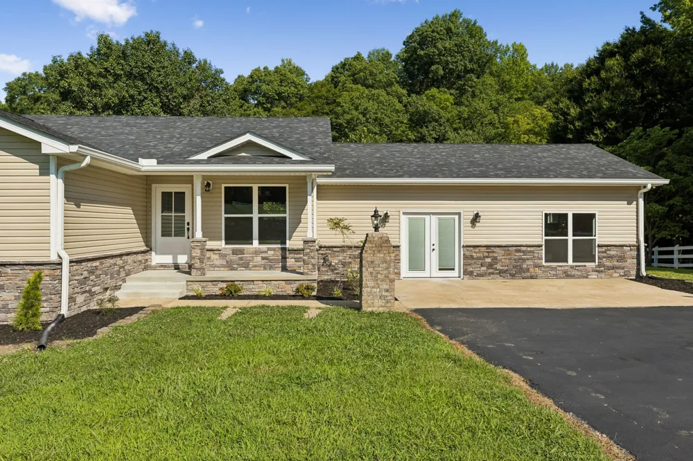 1513 Centerville Hwy Hohenwald, TN 38462